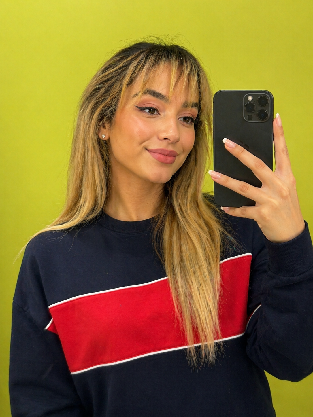 Vibrant Blonde Mirror Selfie Portrait — Portrait AI image prompt